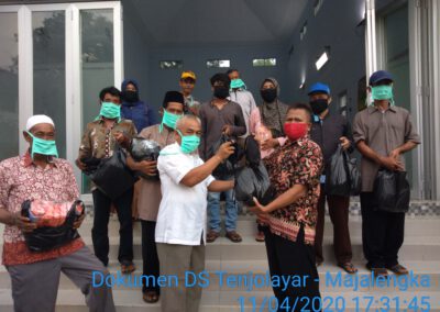 Kades Tenjolayar Bagikan Masker 2500 Buah Kepada Warganya