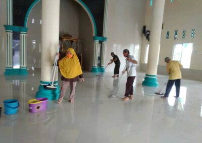 DKM AL Huda Desa Tenjolayar Bersih Bersih Lingkungan Mesjid